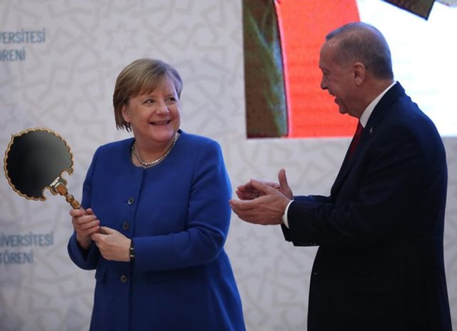 Меркель кумедно відреагувала на подарунок Ердогана: новий мем - фото 381923