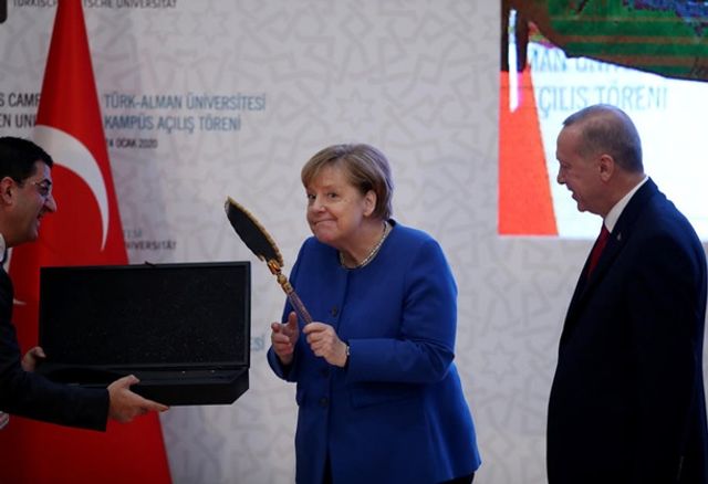 Меркель кумедно відреагувала на подарунок Ердогана: новий мем - фото 381924