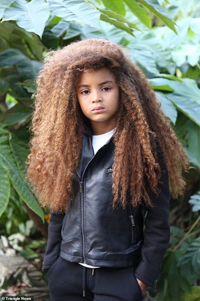 Школи відмовилися від дитини через незвичайну зачіску - фото 382044