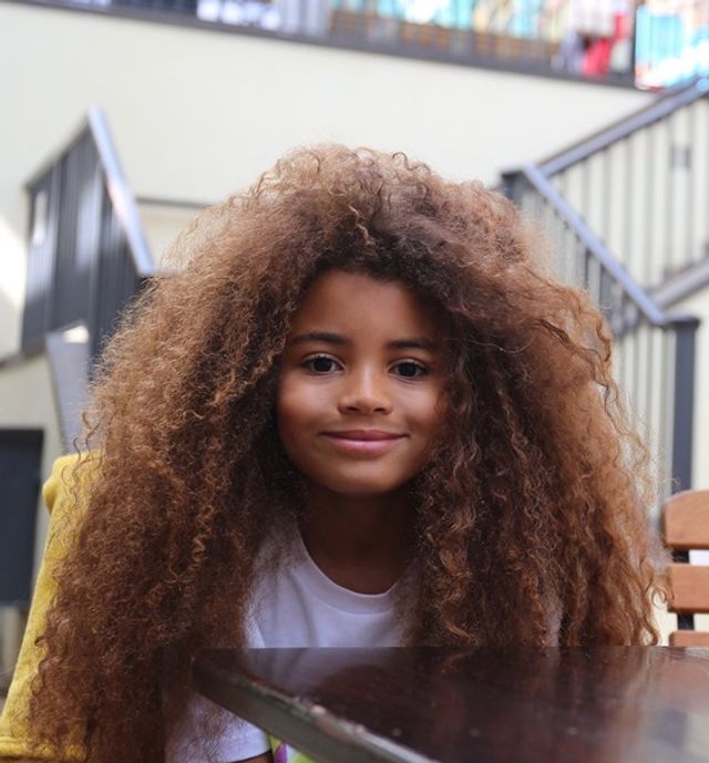 Школи відмовилися від дитини через незвичайну зачіску - фото 382046