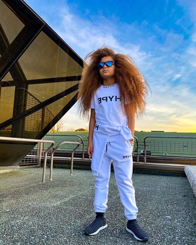 Школи відмовилися від дитини через незвичайну зачіску - фото 382047