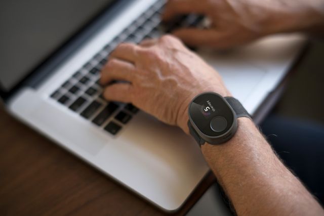 Дизайнери розробили годинник для тих, у кого тремтять руки - фото 382421