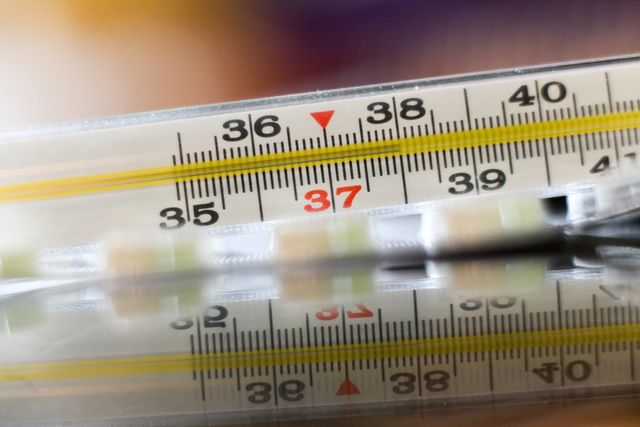 Як не можна збивати високу температуру - фото 382620