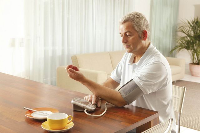 Медики рекомендують самостійно вимірювати тиск - фото 382714