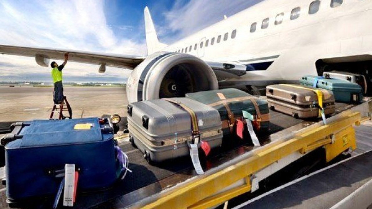 Працівник авіакомпанії "зіграв у боулінг" валізою пасажира: курйозне відео - фото 1