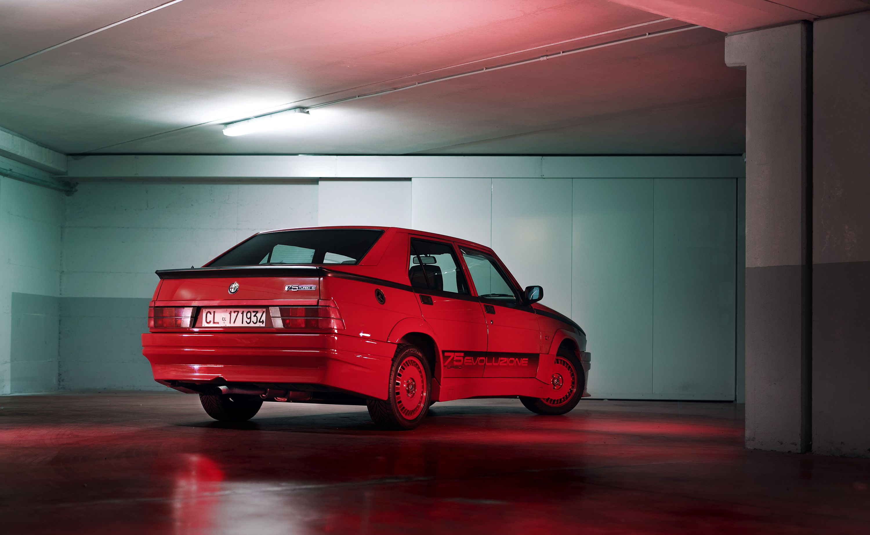 Загалом випущено 500 екземплярів Alfa Romeo 75 Turbo Evoluzione - фото 1