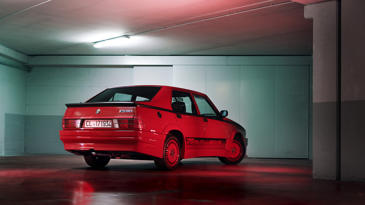 Загалом випущено 500 екземплярів Alfa Romeo 75 Turbo Evoluzione - фото 1