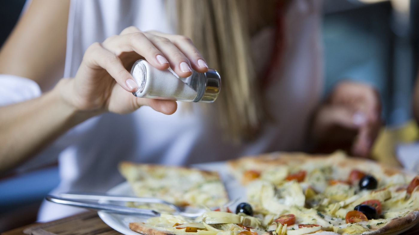 6 ознак того, що ви вживаєте надто багато солі