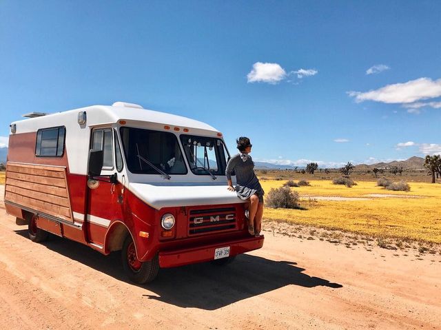 Жінка перетворила пожежну машину в затишний будинок на колесах: фото - фото 383119