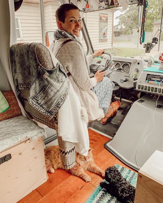 Жінка перетворила пожежну машину в затишний будинок на колесах: фото - фото 383120