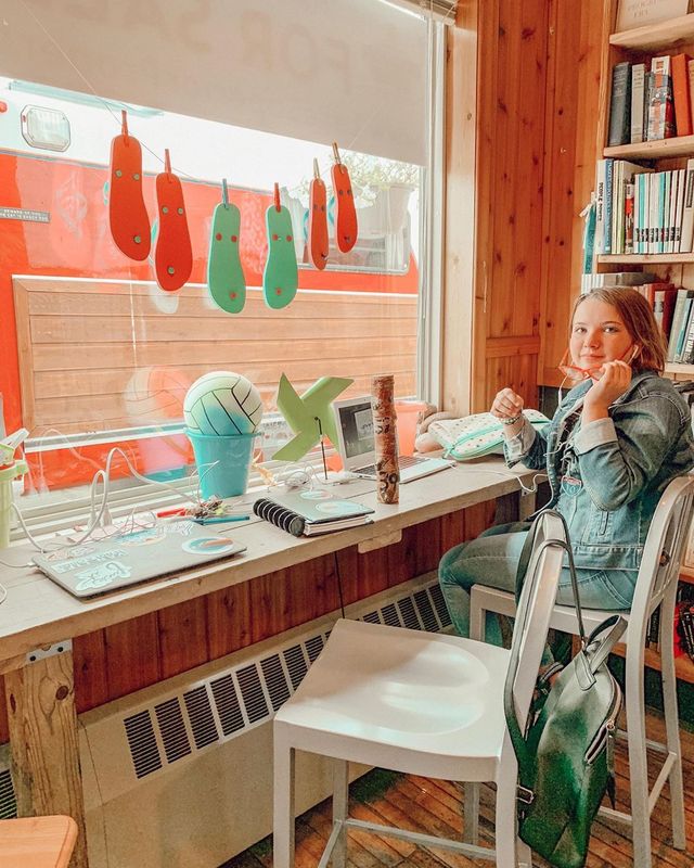 Жінка перетворила пожежну машину в затишний будинок на колесах: фото - фото 383121