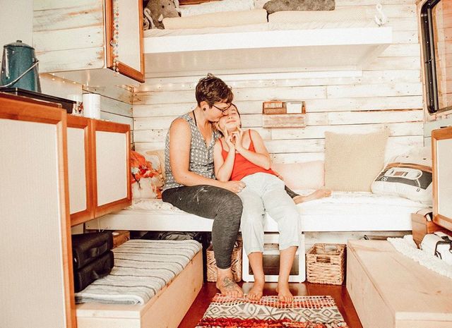 Жінка перетворила пожежну машину в затишний будинок на колесах: фото - фото 383125