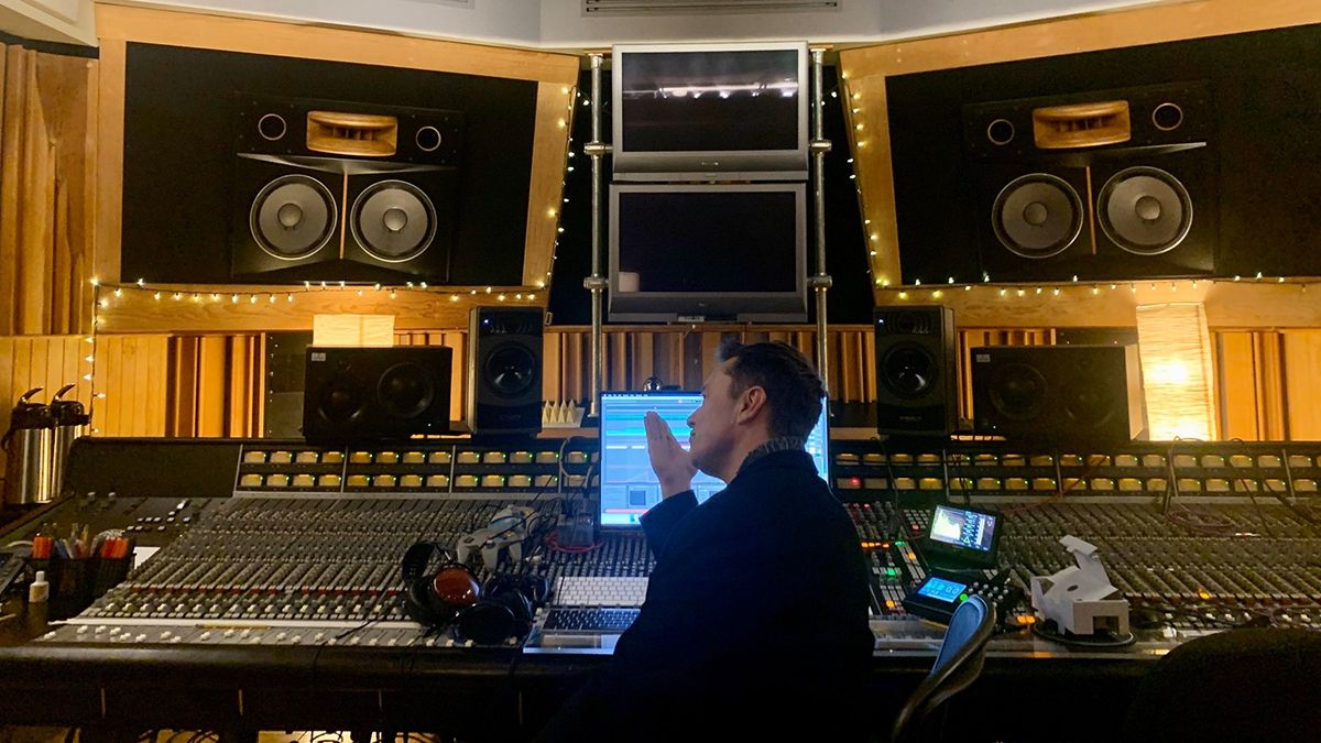 Ілон Маск змінив нік у Twitter і випустив електронний трек зі своїм вокалом