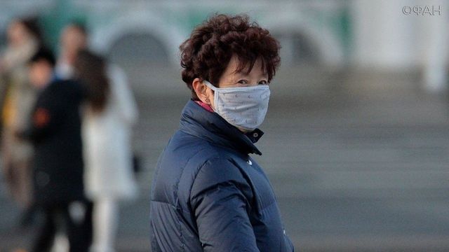 Лікарі не рекомендують торкатися самих масок - фото 383316