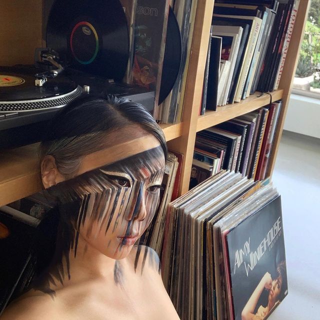 Те, що ця блогерка робить з обличчям, не вкладається у голову: вражаючі фото - фото 383576