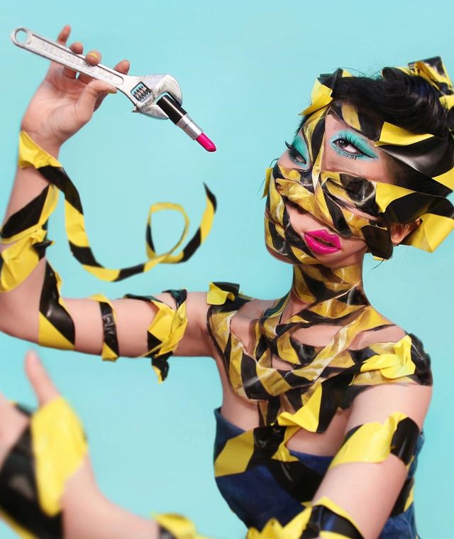 Те, що ця блогерка робить з обличчям, не вкладається у голову: вражаючі фото - фото 383582