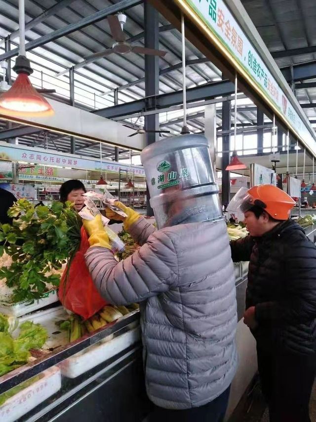 15 дивних способів, які люди використовують для захисту від коронавірусу: епічні фото - фото 383596