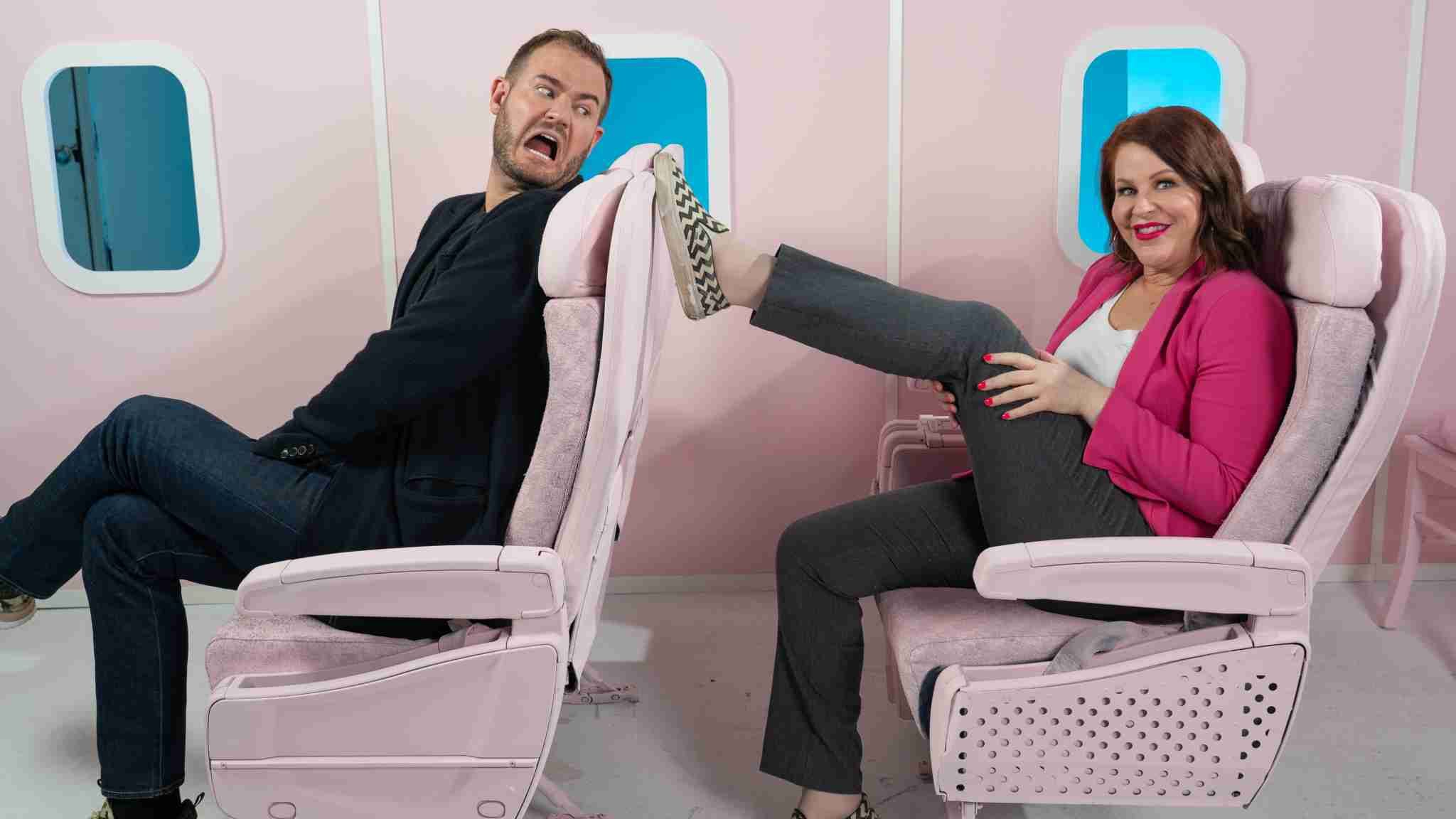 Поза дівчини в літаку здивувала пасажирів: курйозне відео