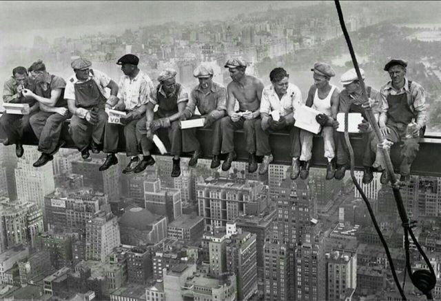 В українському підручнику з історії помітили мем із Кіану Рівзом: курйозне фото - фото 384032