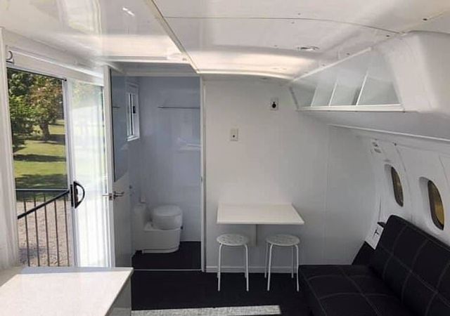 З навчального літака зробили крутий невеликий дім: фото - фото 384085