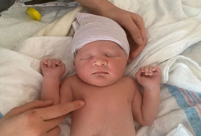 44-річна Міла Йовович показала новонароджену донечку - фото 384126