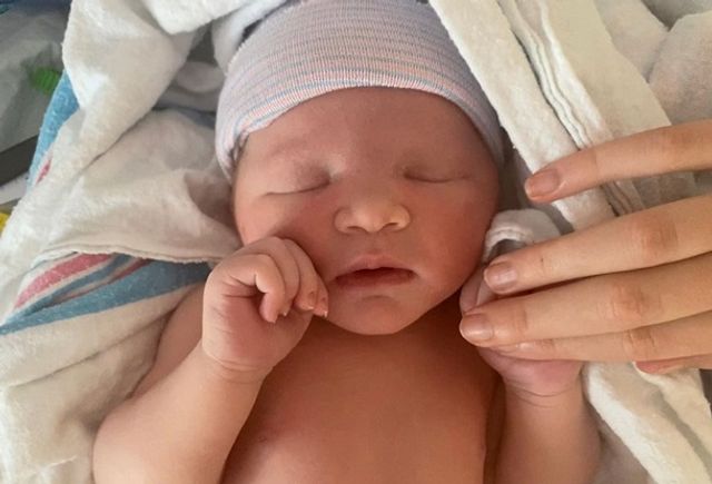 44-річна Міла Йовович показала новонароджену донечку - фото 384128