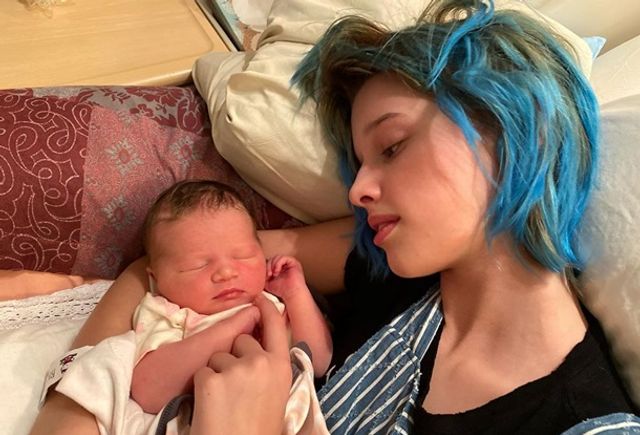 44-річна Міла Йовович показала новонароджену донечку - фото 384130