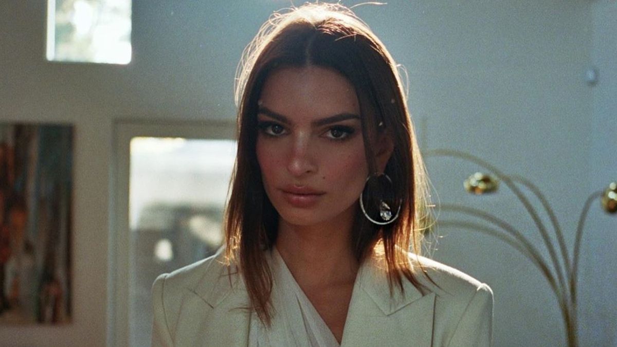 Спокуслива Емілі Ратажковскі знялася у відвертій білизні: гаряче фото