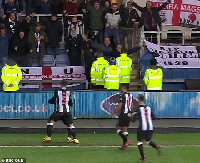 Вболівальник захопився святкуванням перемоги своєї команди і дістав пеніс прямо на трибуні - фото 384204