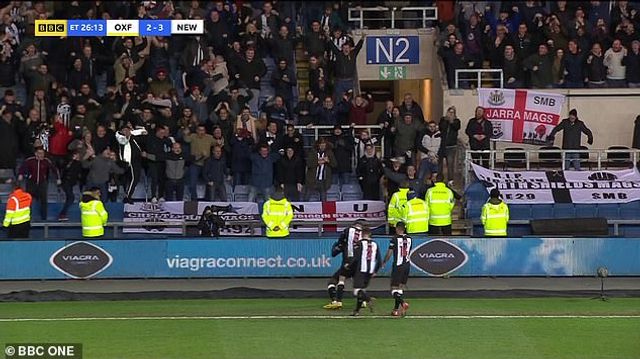 Вболівальник захопився святкуванням перемоги своєї команди і дістав пеніс прямо на трибуні - фото 384205