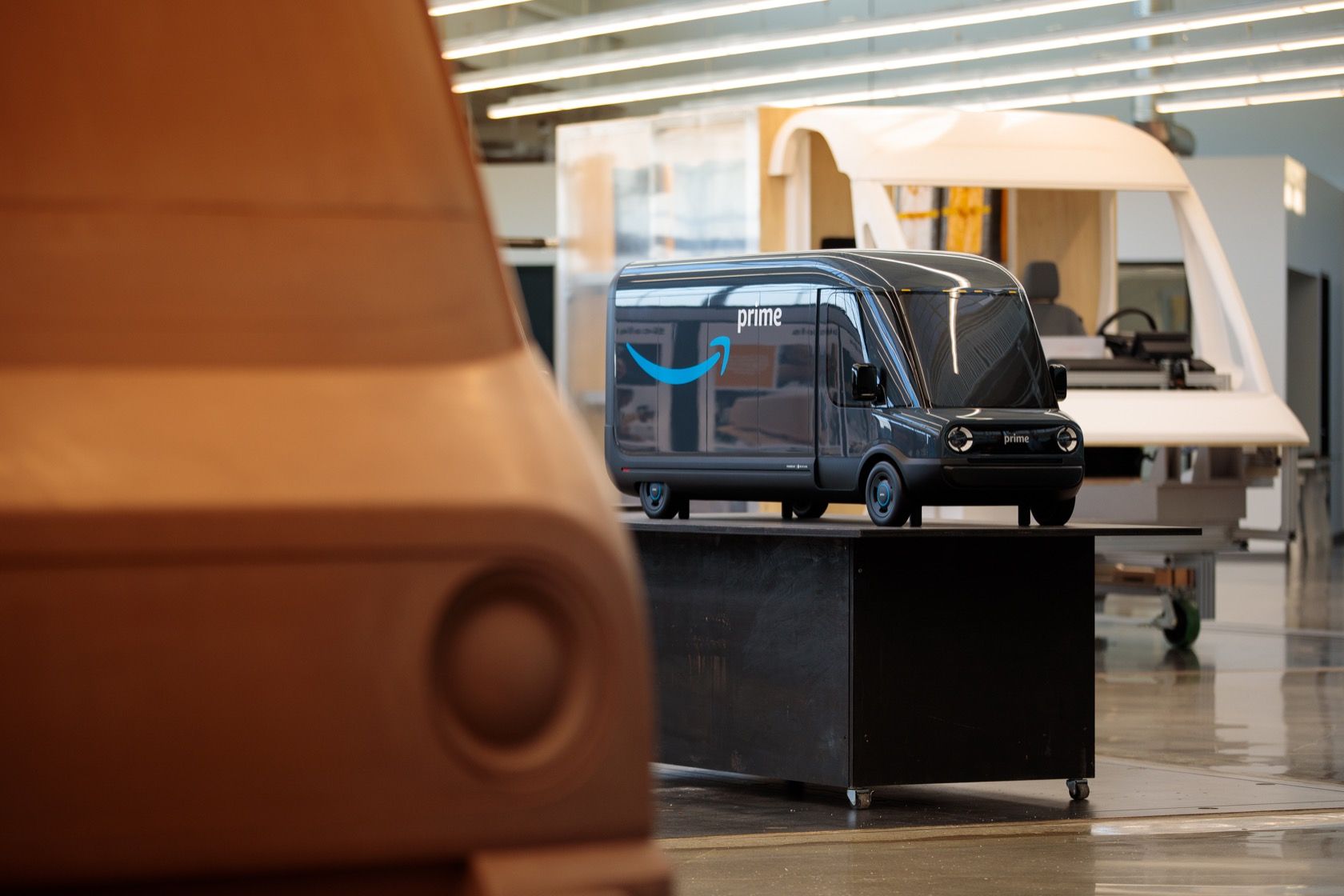 Як виглядає перший електричний фургон Rivian, створений для Amazon