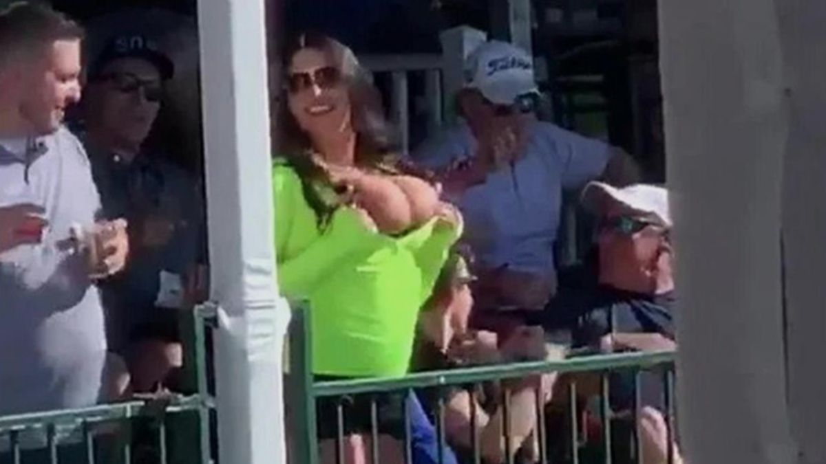 Сексуальна уболівальниця оголила груди на турнірі з гольфу: гаряче відео