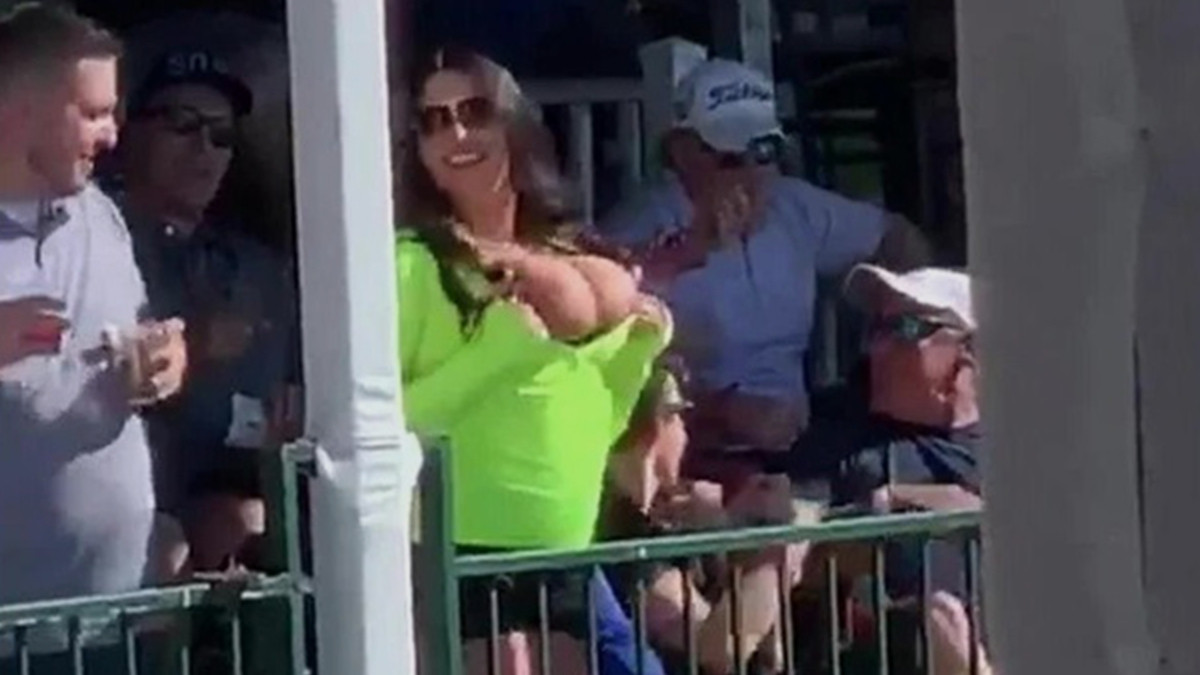 Сексуальна уболівальниця оголила груди на турнірі з гольфу: гаряче відео - фото 1