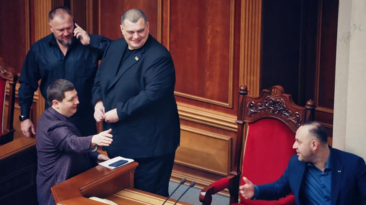 Юзік охороняє крісло Зеленського: у мережі з'явилося кумедні фото з Ради