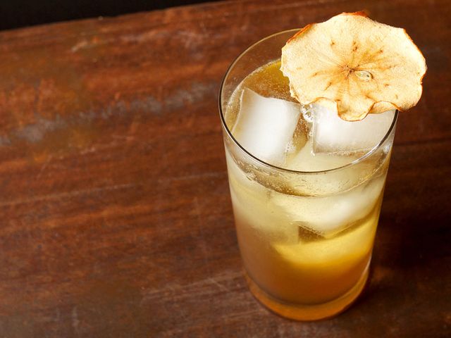 День бармена: 5 смачних алкогольних коктейлів, які легко зробити самому - фото 384492