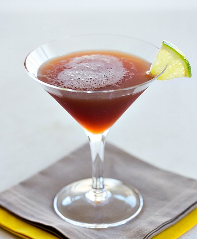 День бармена: 5 смачних алкогольних коктейлів, які легко зробити самому - фото 384501