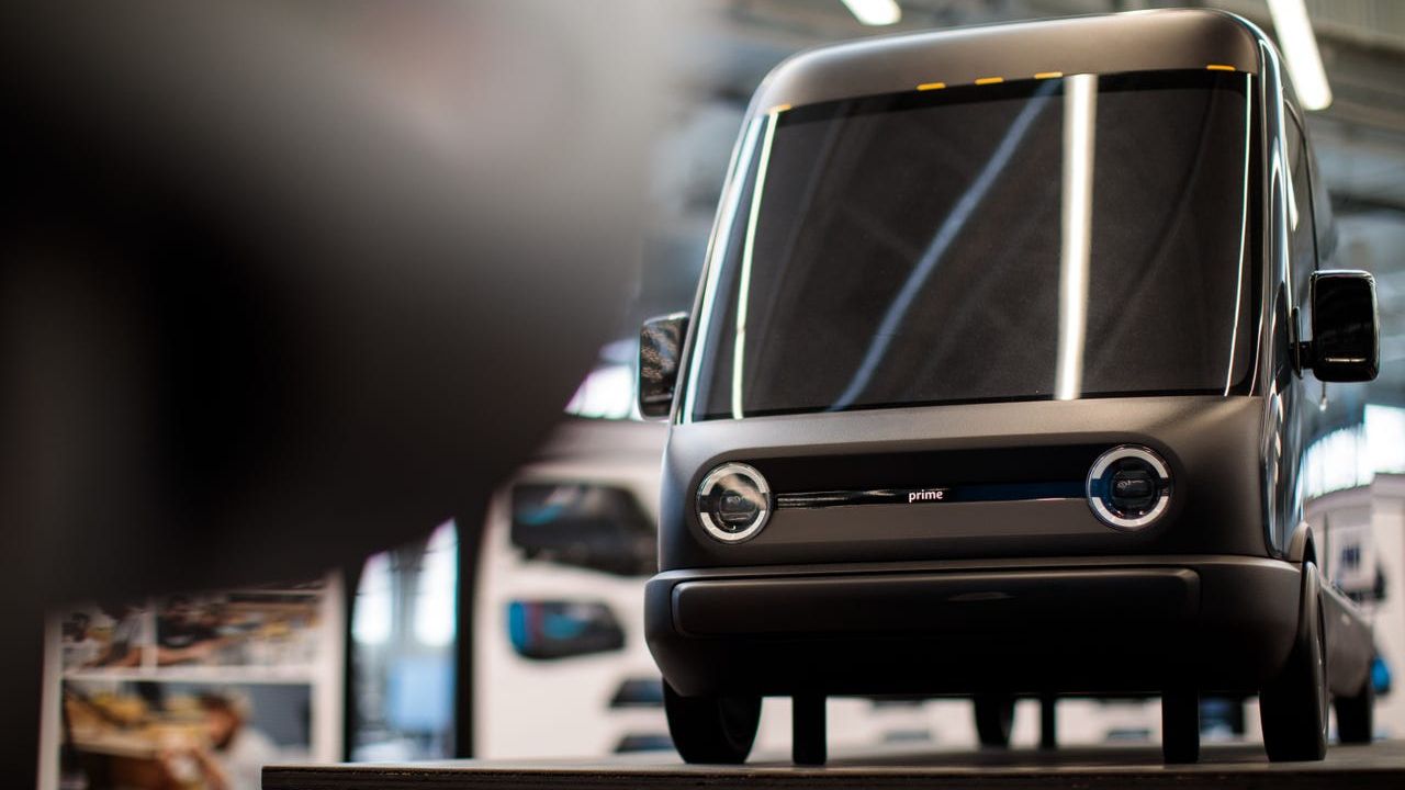 Amazon випустить 100 тисяч футуристичних екофургонів: фото