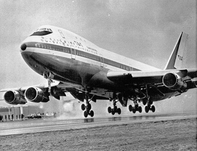 Перший політ найбільшого у світі пасажирського літака Boeing 747 - фото 384678