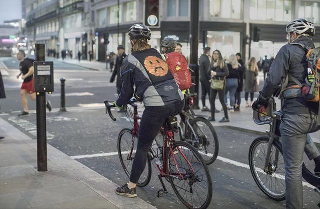 Ford випустив куртку з емодзі для велосипедистів - фото 384693