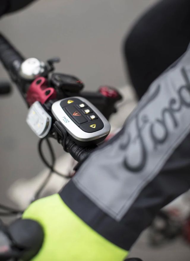 Ford випустив куртку з емодзі для велосипедистів - фото 384694