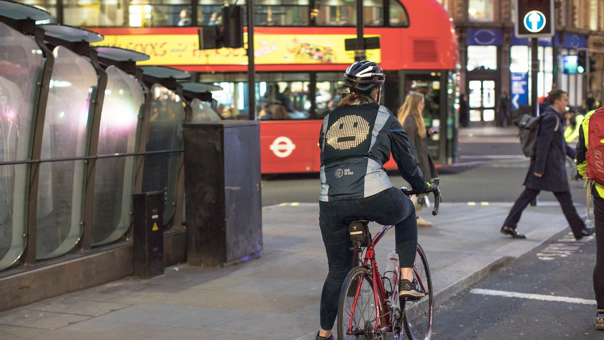 Куртка дозволить велосипедистам комунікувати з водіями на дорозі - фото 1