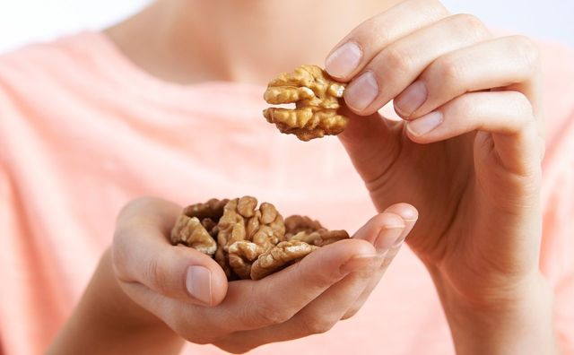 Піддослідні їли щодня по 60 грамів волоських горіхів - фото 384770