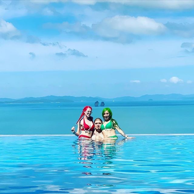 Дві наречені вийшли заміж за одного чоловіка - фото 384776