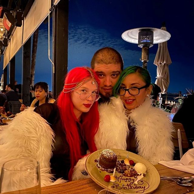 Дві наречені вийшли заміж за одного чоловіка - фото 384777