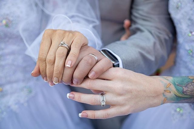 Дві наречені вийшли заміж за одного чоловіка - фото 384778