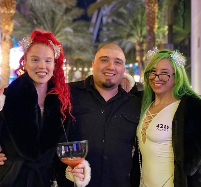 Дві наречені вийшли заміж за одного чоловіка - фото 384779