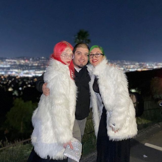 Дві наречені вийшли заміж за одного чоловіка - фото 384780