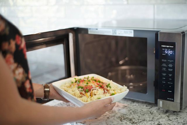Страва, розігріта у мікрохвильовці, повинна бути гарячою - фото 384827