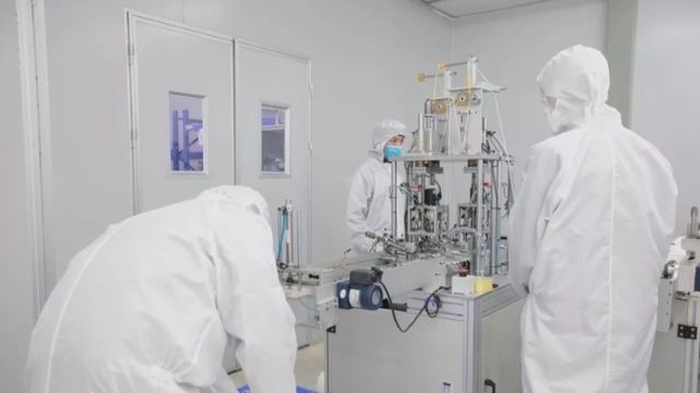 Foxconn наразі займається випуском медичних масок- фото 384846