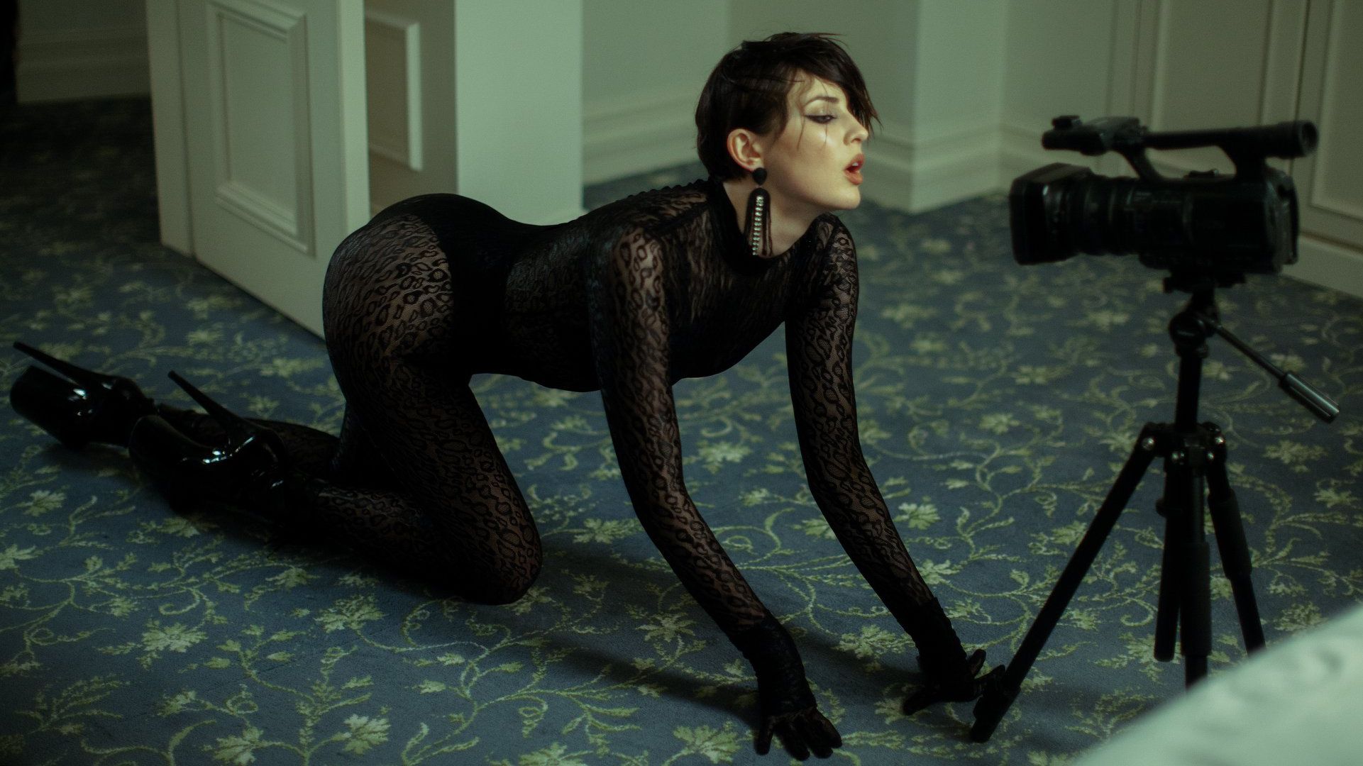 MARUV у міні-бікіні оголила сідниці в пікантній позі